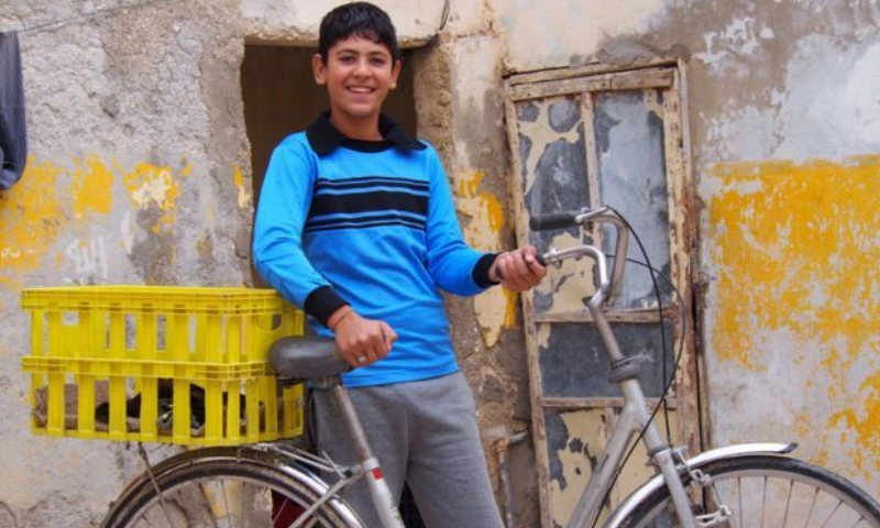 طفل سوري (14 عامًا) يجمع العلب والزجاجات البلاستيكية في مدينة المفرق بالاردن (BBC)