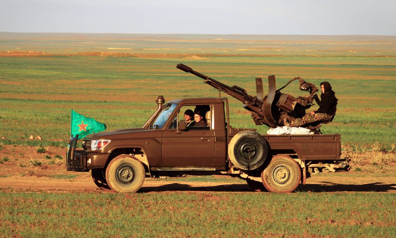 عربة لوحدات حماية الشعب الكردية تحمل مضادًا أرضيًا (إنترنت)