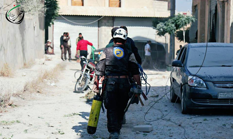 "الدفاع المدني" يساعد في إجلاء المدنيين في مدينة حريتان، الأربعاء 25 أيار.