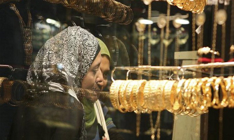فتاتان أمام متجر للذهب في دمشق (إنترنت)