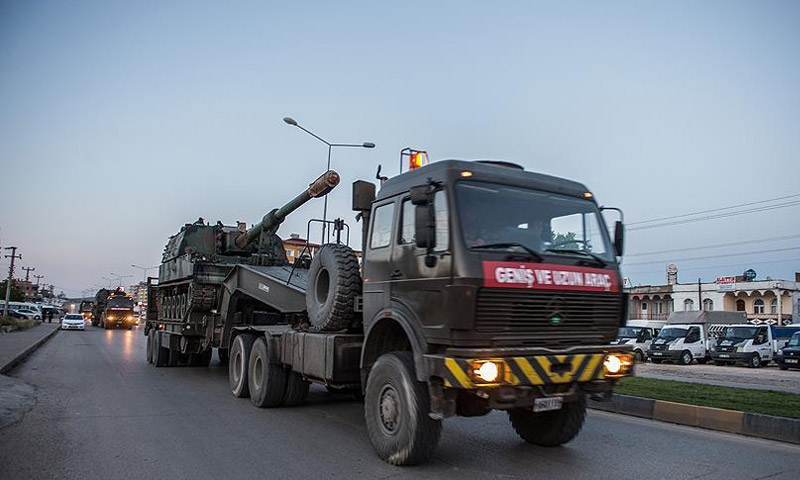 مدفع "العاصفة" مع تعزيزات عسكرية تركية إلى سوريا (الأناضول)
