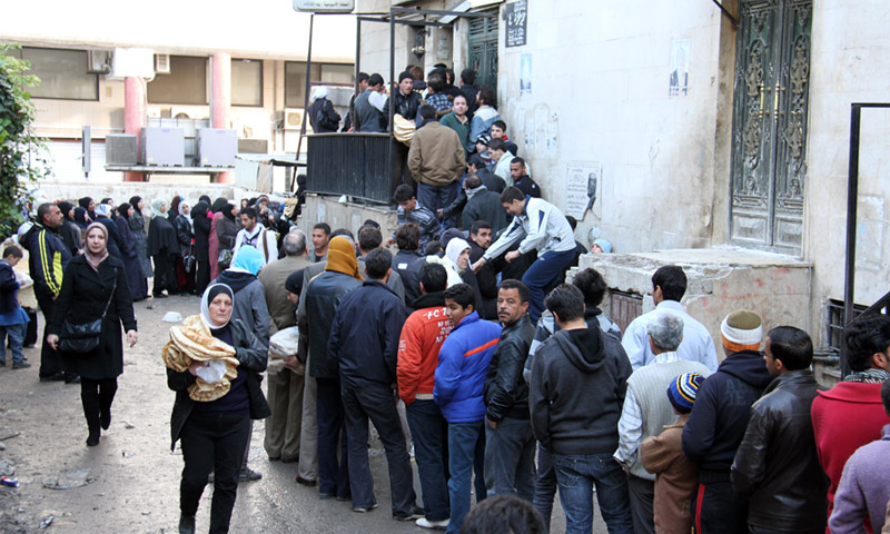 ازدحام المواطنين على أفرن الخبز في سوريا(انترنت)