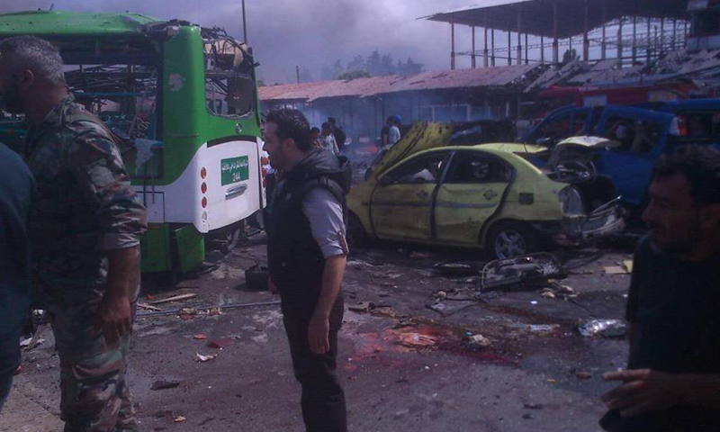 جانب من الأضرار التي خلفها تفجير في كراج مدينة جبلة، الاثنين 23 أيار.