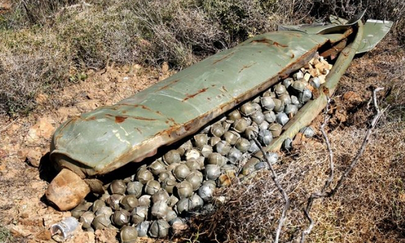 صورة أرشيفية لصاروخ عنقودي لم ينفجر في سوريا.