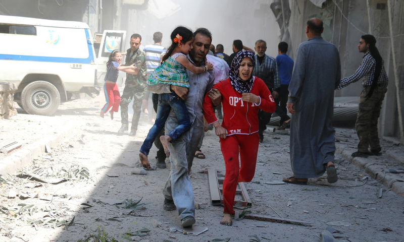 استهداف حي القاطرجي في مدينة حلب من قبل قوات الأسد، الجمعة 29 نيسان (AFP)