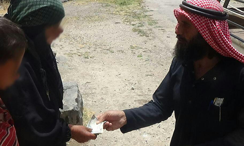 توزيع الأموال على الأهالي غرب درعا، الأحد 15 أيار (شهداء اليرموك).
