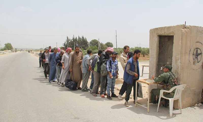 دخول عدد من نازحي الرقة إلى مدينة عفرين، الاثنين 23 أيار (فيس بوك).