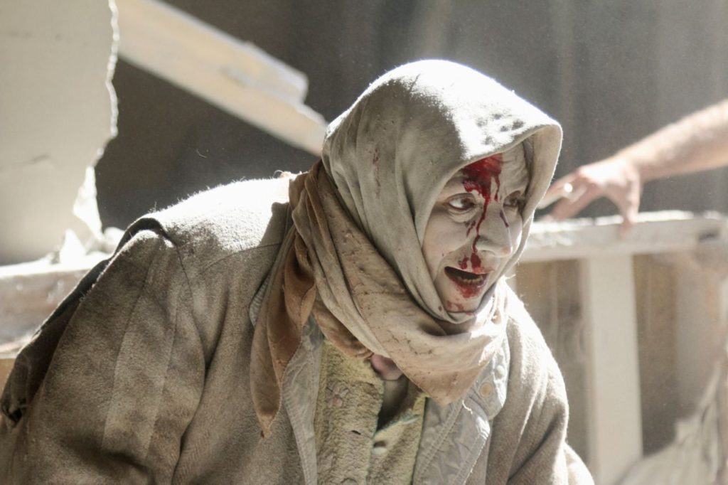امرأة من مدينة حلب خرجت من تحت الأنقاض - 28 نيسان 2016