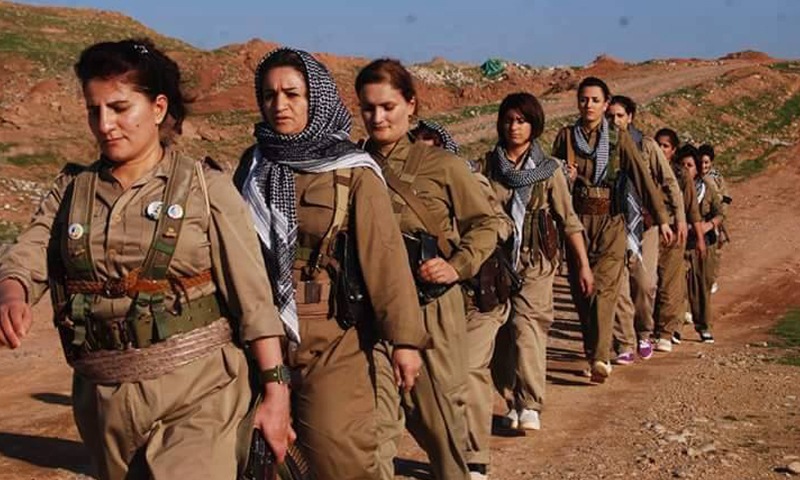 نساء من "بيشمركة" إيران، يشاركن في المعارك ضد القوات الإيرانية (وكالات).