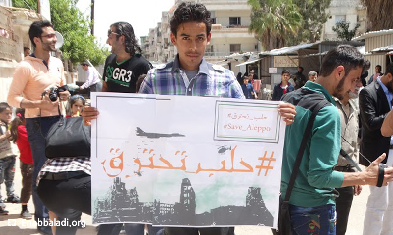 وقفة تضامنية في حي الوعر، طالبت بوقف التصعيد في مدينة حلب، الأحد 1 أيار (عنب بلدي).