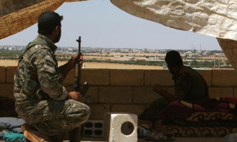 مقاتلين من قوات "سوريا الديمقراطية" على مشارف مدينة منبج شرق حلب - 13 حزيران الجاري (رويترز)