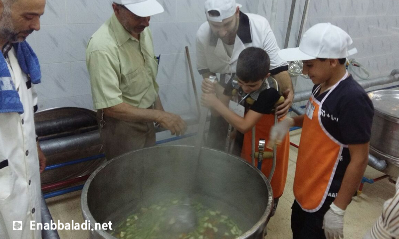 طفل معوق يطبخ الطعام في دوما بالغوطة الشرقية - الاثنين 20 حزيران (عنب بلدي)