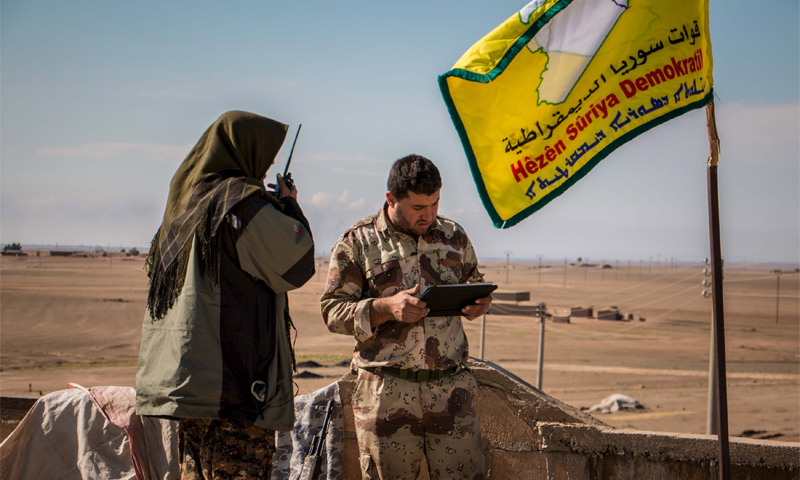 مقاتلون من قوات سوريا الديمقراطية قرب بلدة الهول في ريف الحسكة (رويترز)