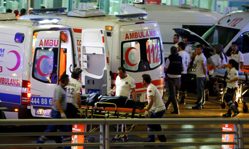 إخلاء الجرحى من مطار أتاتورك الدولي في اسطنبول- الثلاثاء 28 حزيران (وكالات)