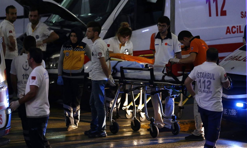 مطار أتاتورك في اسطنبول عقب تفجيرات استهدفته مساء الثلاثاء 28 حزيران (إنترنت)