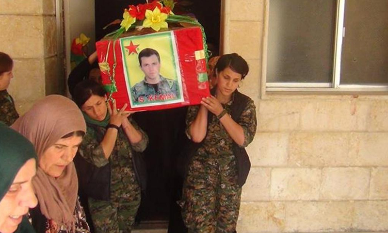 من جنازة الجندي البريطاني - آذار 2015 (وكالة هاوار الكردية)