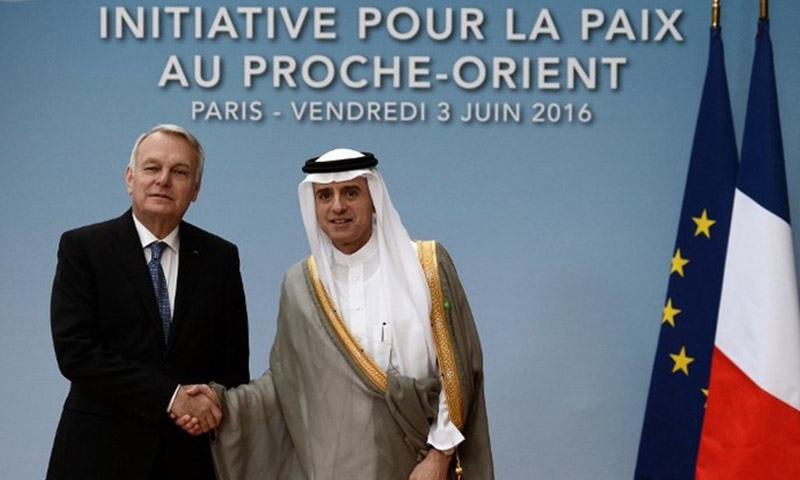 وزير الخارجية السعودي عادل الجبير يصافح نظيره الفرنسي جان مارك إيرولت في باريس (AFP)
