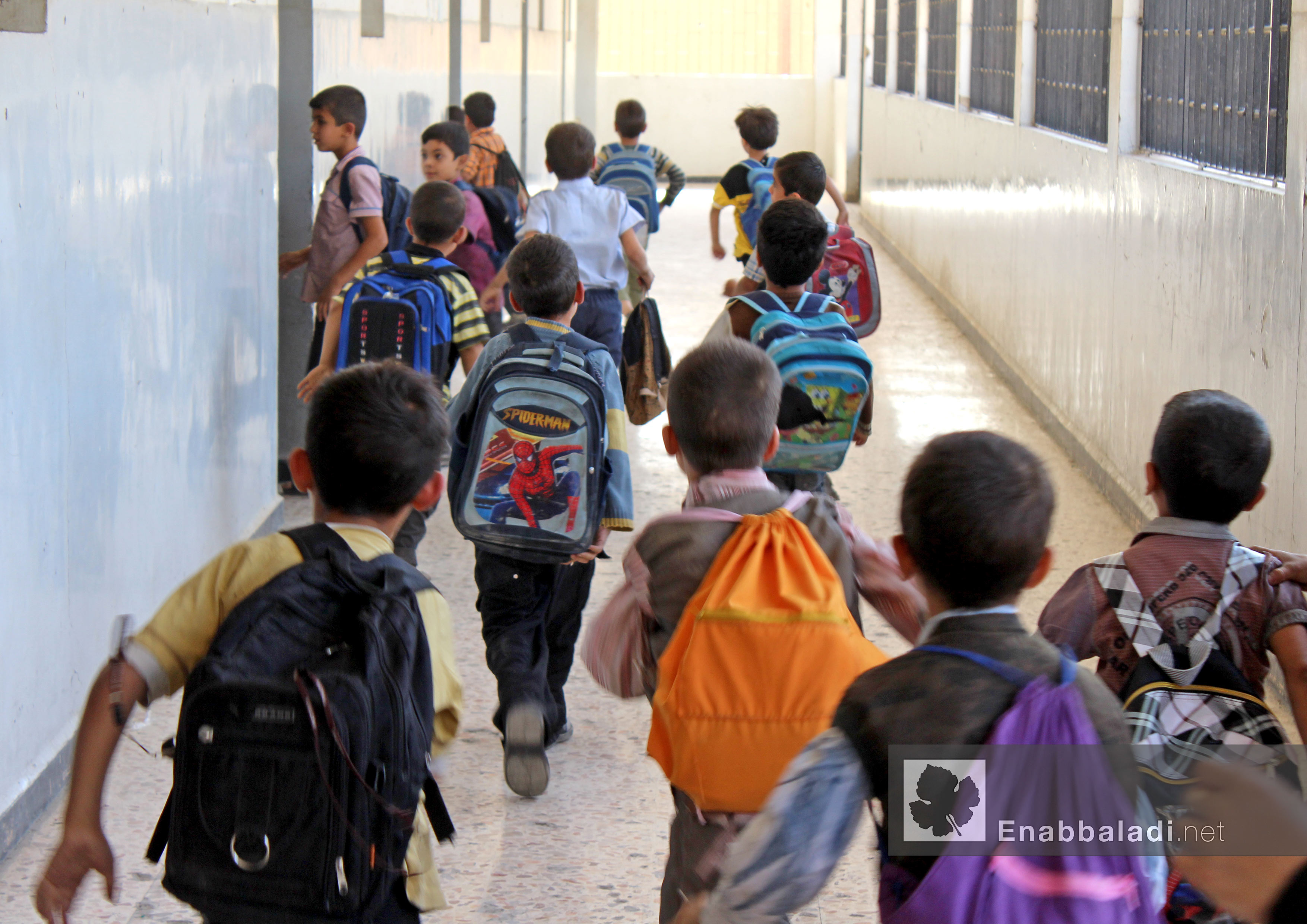 طلاب يتوجهون في مدرسة ابتدائية في الغوطة الشرقية بريف دمشق- 22 تشرين الأول 2015 - (عنب بلدي)