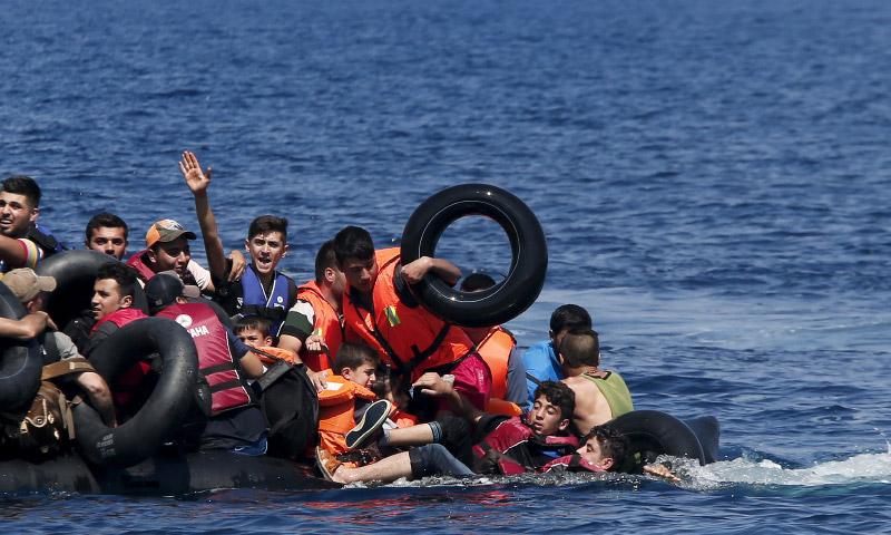 تعبيرية: لاجئون على متن قارب متجه إلى اليونان (إنترنت)