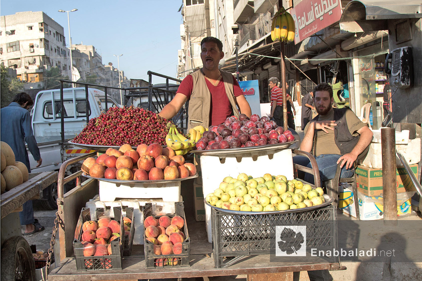 بائع فواكه في أحد أسواق مدينة حلب في رمضان - 13 حزيران 2016 - (عنب بلدي)