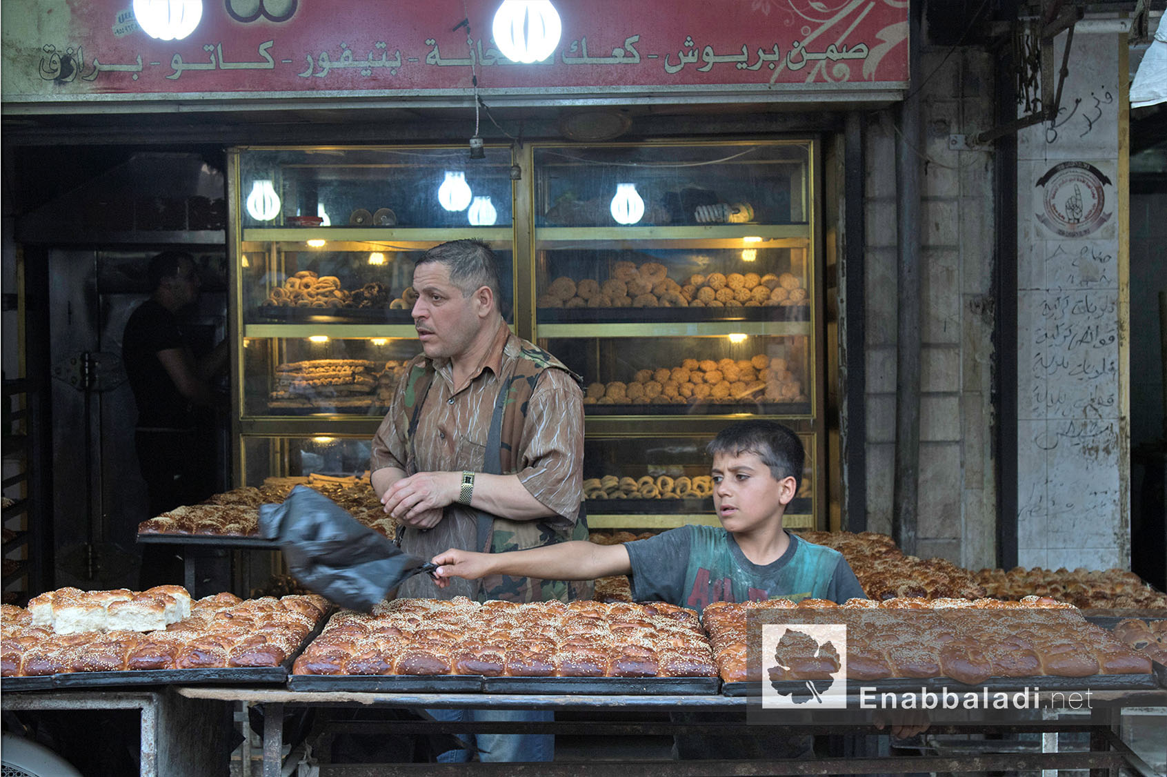بائع معروك يساعده طفل في أحد أحياء مدينة حلب في رمضان - 13 حزيران 2016 - (عنب بلدي)
