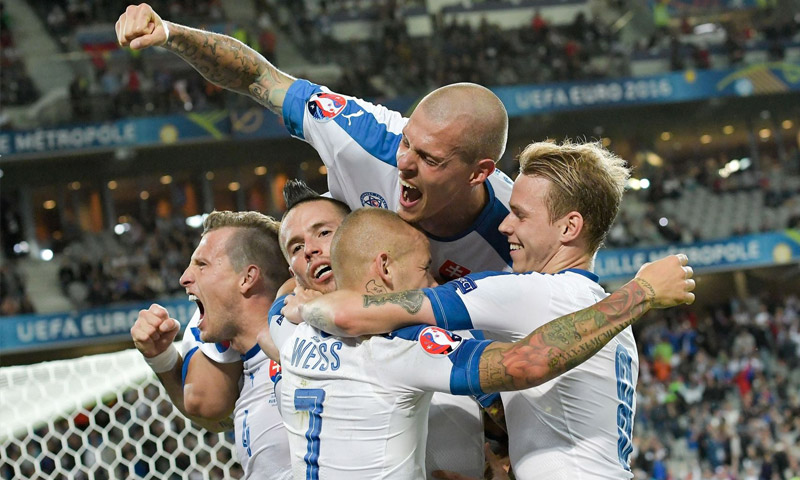 فرحة المنتخب السلوفاكي بالفوز على روسيا (ميرور)