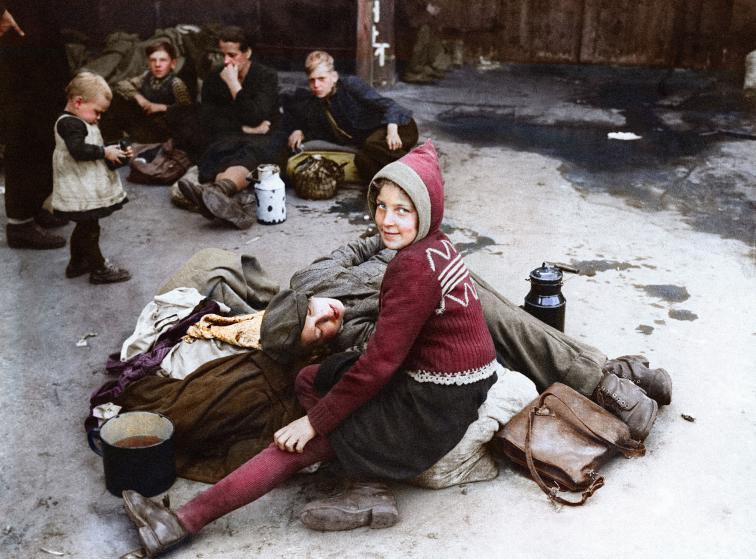 ألمان داخل مخيم في برلين - أيلول 1945 (AP)
