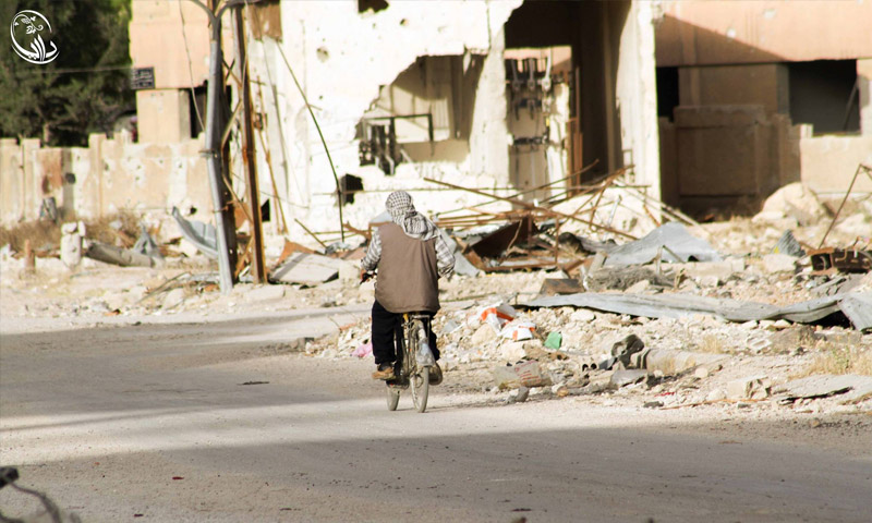 رجل يقود دراجته في مدينة داريا المحاصرة - 3 حزيران 2016 (المجلس المحلي لمدينة داريا)