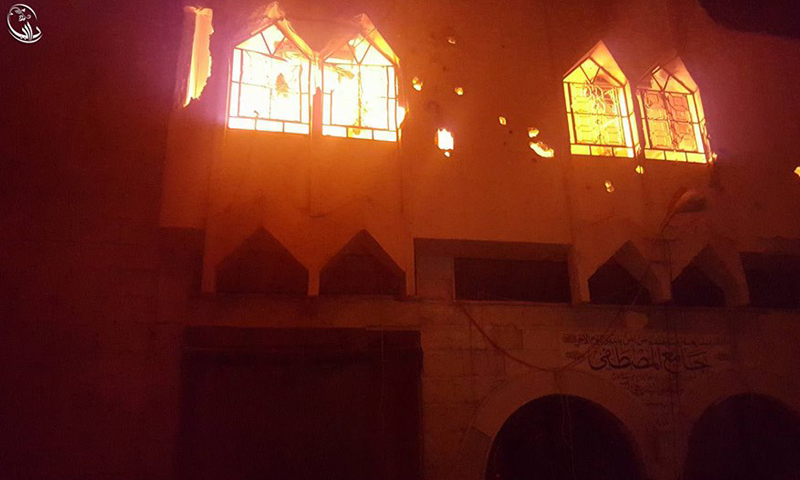 نشوب الحرائق في مسجد المصطفى في مدينة داريا، جراء استهدافه بالبراميل المتفجرة، الأربعاء 8 حزيران (المجلس المحلي).