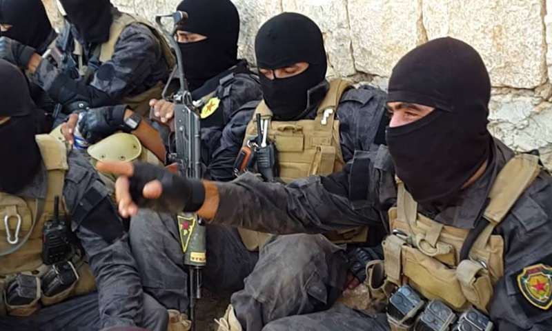 عناصر من "وحدات حماية الشعب" المنضوية في قوات "سوريا الديمقراطية" في محيط مدينة منبج- حزيران 2016 (إنترنت)