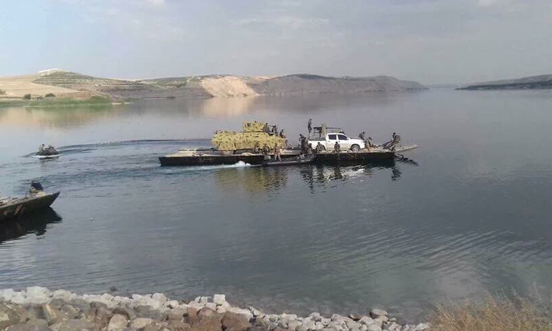 نقل آليات وعربات تابعة لـ "سوريا الديمقراطية" إلى الضفة الغربية من نهر الفرات في منطقة منبج، الخميس 2 حزيران (فيس بوك)