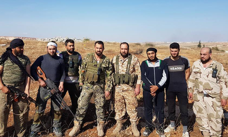 الرائد ياسر عبد الرحيم، قائد غرفة عمليات "فتح حلب" يتوسط مجموعة من المقاتلين في منطقة حندرات، أيار 2016.