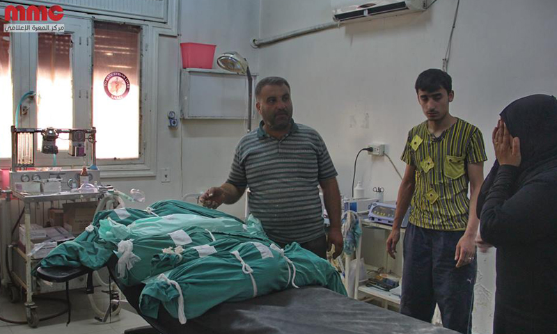 أربعة أطفال إلى جانب والدتهم قضوا بغارات جوية على معرة النعمان، الأحد 12 حزيران (مركز المعرة الإعلامي)