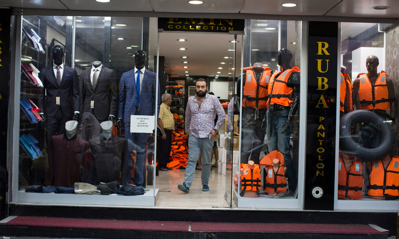 محل ألبسة يبيع ستر نجاة للاجئين عبر البحر في أزمير التركية (إنترنت)