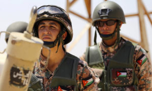 جنود أردنيون في المفرق قرب الحدود السورية (AFP)