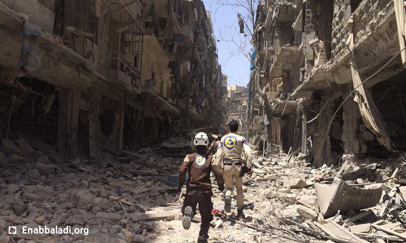 الدمار الذي خلفته غارات الطيران الحربي في حي كرم الجبل في مدينة حلب، الأحد 5 أيار (عنب بلدي).