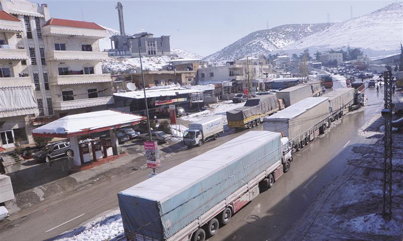 شاحنات بضائع لبنانية عند الحدود، تستعد لدخول سوريا (السفير)