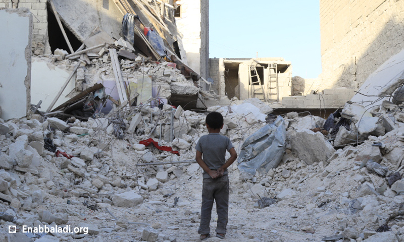 طفل يقف على أطلال منزله المدمر في حي الصالحين في مدينة حلب، السبت 4 حزيران (عنب بلدي).
