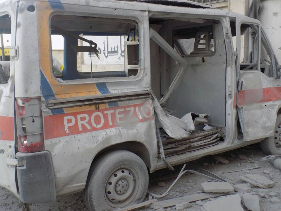 سيارة إسعاف مدمة إثر قصف مبنى الطبابة - الأربعاء 21 تموز (الطبابة الشرعية)