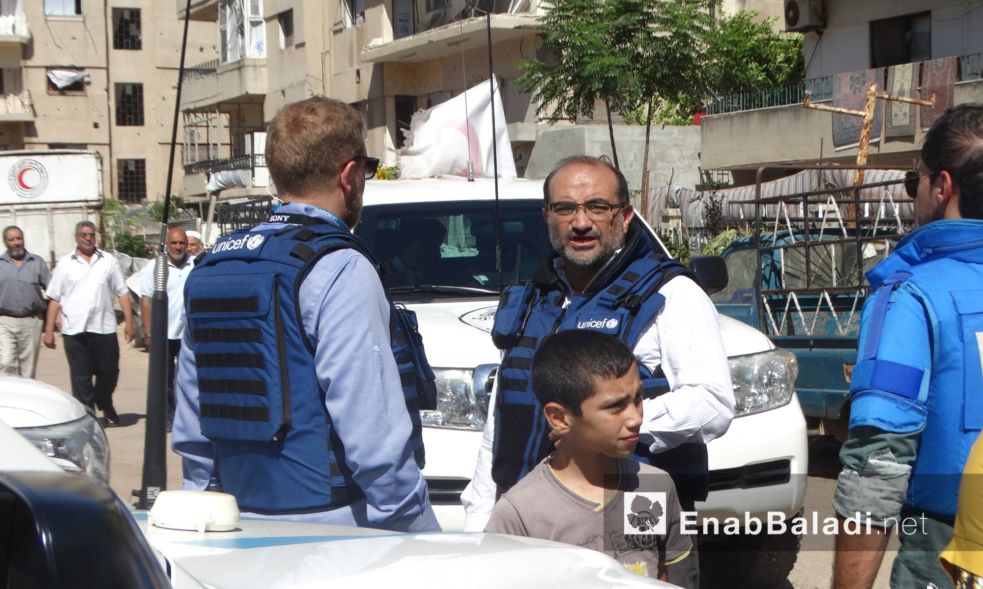  الوفد المرافق لقافلة  المساعدات داخل حي الوعر في حمص - الخميس 14 تموز (عنب بلدي)