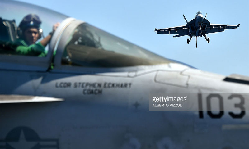 طائرة أمريكية على حاملة طائرات في البحر المتوسط - 6 تموز 2016