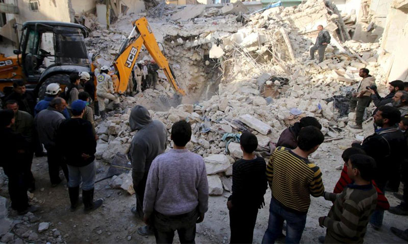 رجال الدفاع المدني يبحثون عن ناجين بين ركام منازل تهدمت بسبب القصف على حلب (إنترنت)