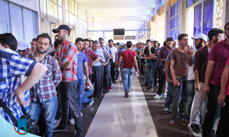 تعبيرية: سوريون ينتظرون دورهم لدخول سوريا في معبر "باب الهوى" - تموز 2016 (إدارة المعبر)