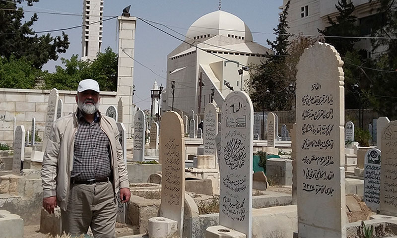 العميد الإيراني محمد رضا نقدي في مقبرة "باب الصغير" في مدينة دمشق (بسيج)