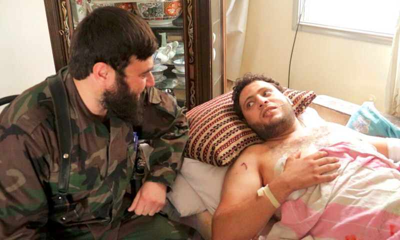 قائد "جيش الإسلام" عصام بويضاني إلى جانب الناشط أنس الخولي - الجمعة 22 تموز (ناشطون)