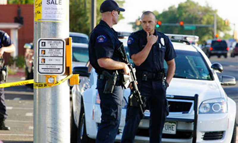 رجلا شرطة في موقع إطلاق النار من قبل قناصة في دالاس الأمريكية - 8 تموز (رويترز)