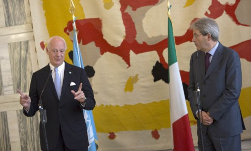 وزير الخارجية الإيطالي، باولو جينيتلوني، ودي ميستورا 11 تموز (AFP)