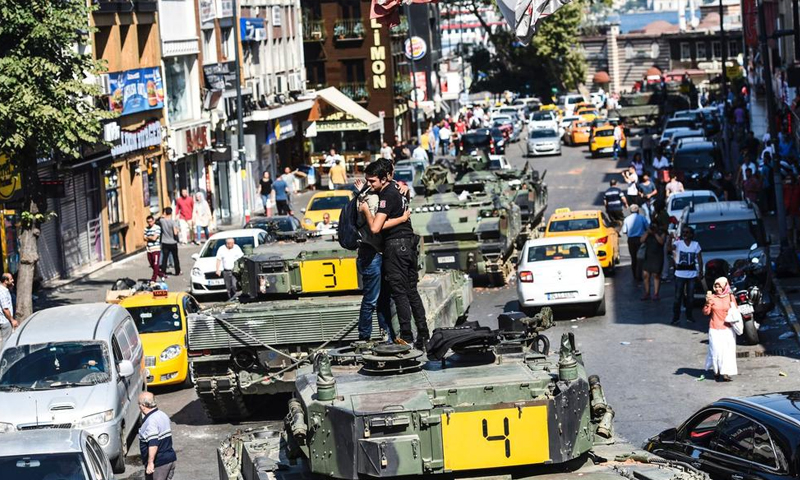 شابان يعانقان بعضهما فوق دبابة في اسكودار باسطنبول - 16 تموز 2016 (AFP)