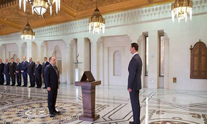 رئيس الحكومة عمادخميس يؤدي اليمين الدستورية أمام الأسد في قصر الشعب (سانا)