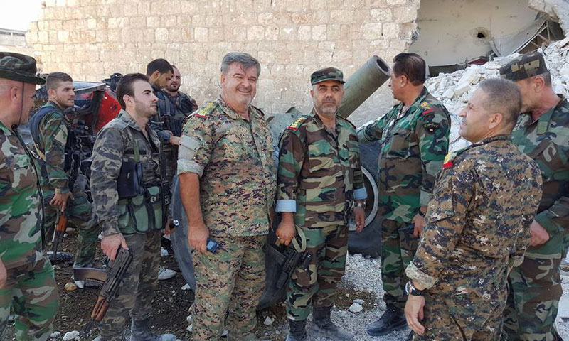 ضباط وجنود من قوات الأسد في حي بني زيد بمدينة حلب- الخميس 28 تموز (دمشق الآن)